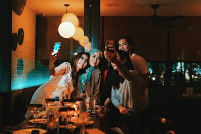 Amis en selfie autour d'une table