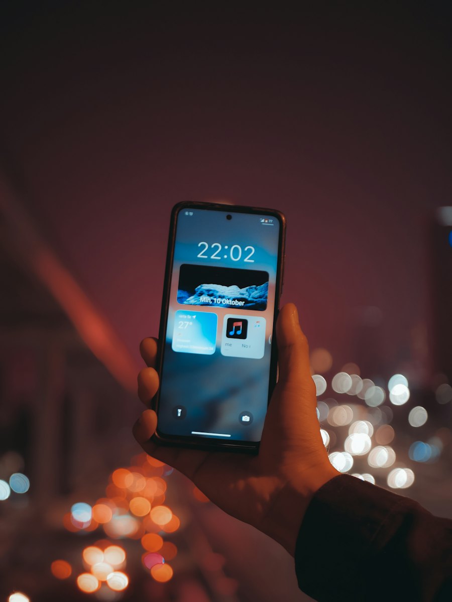 Une main tient un téléphone ouvert sur un gage de Brain & Bed