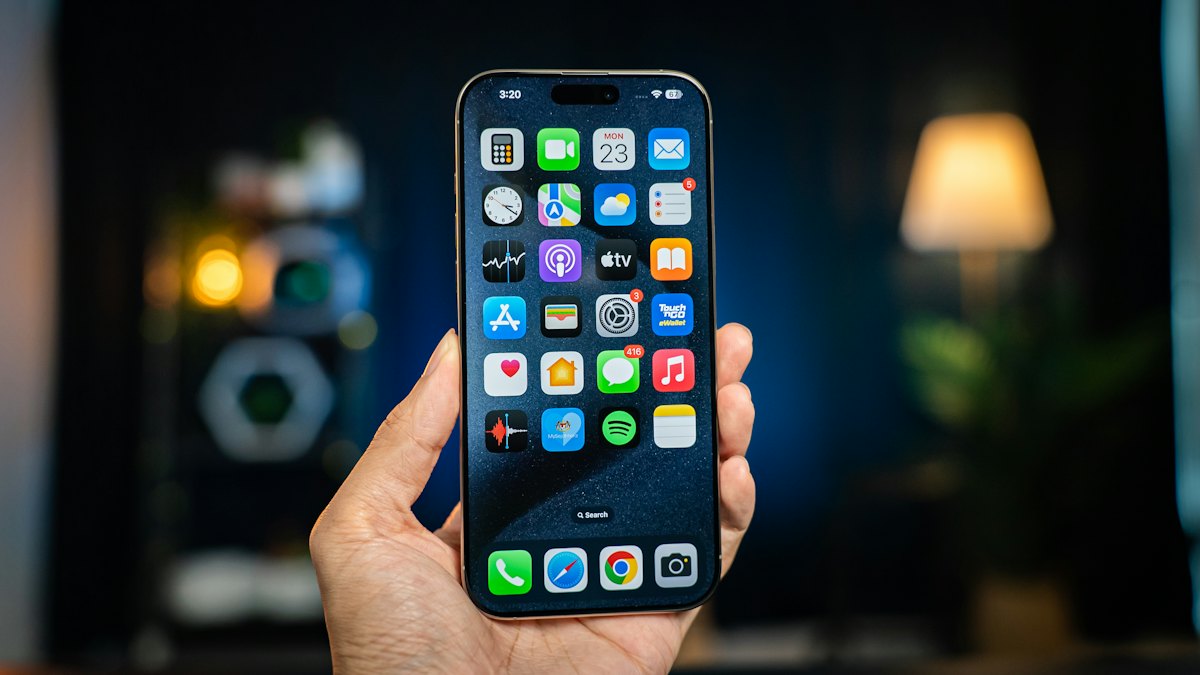 Une main tient un téléphone ouvert sur un vote secret de Dice & Vice